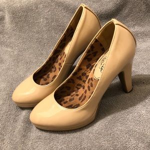 Nude pumps